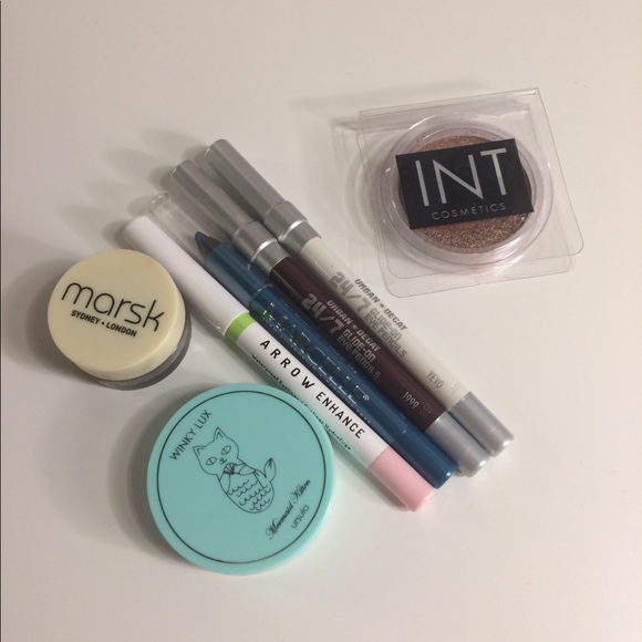 Makeup bags and assorted products. - Picture 2 of 2